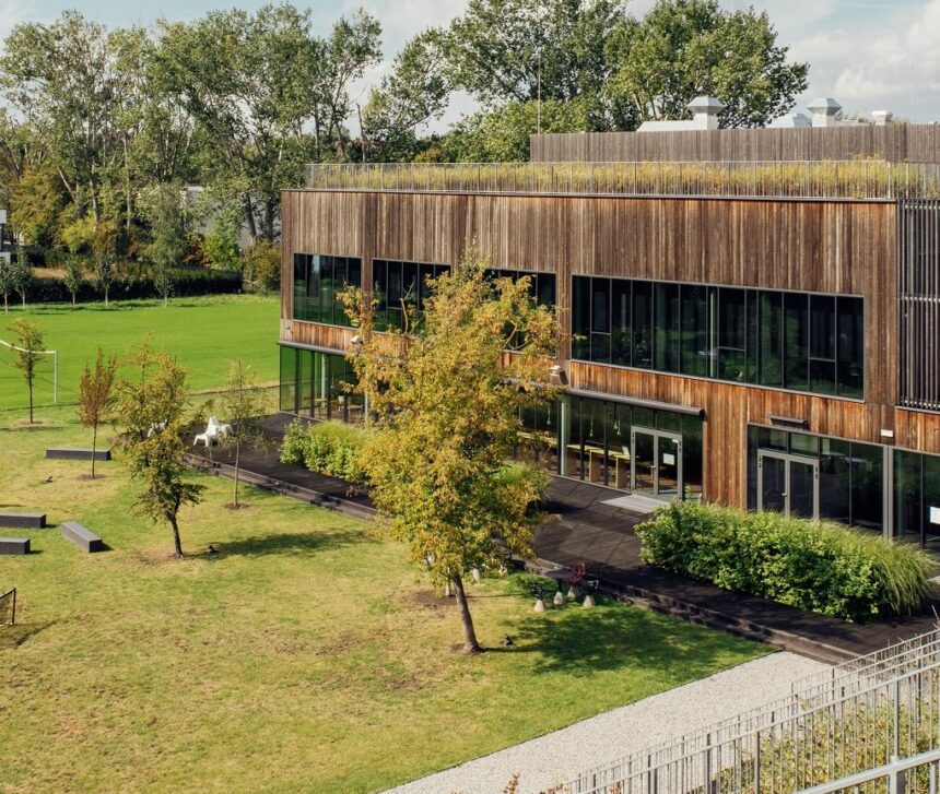 Akademėja High Shool Prabangus Naujienos