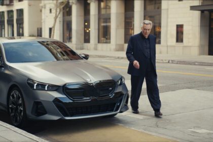 Christopheris Walkenas užduoda toną BMW reklamoje ir "Super Bowl" masteliu