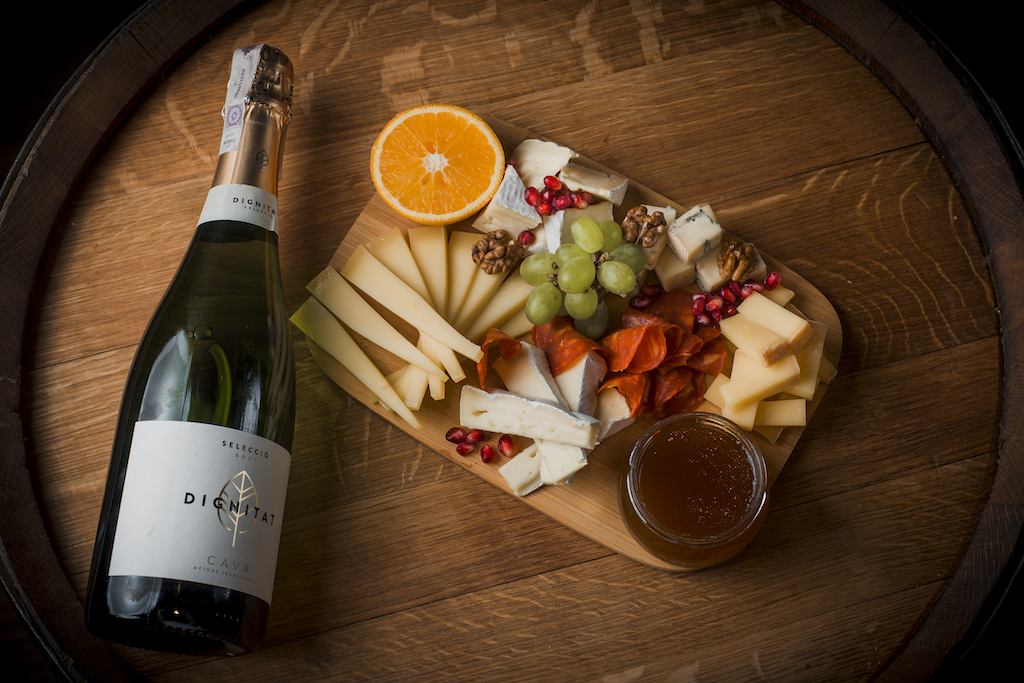 Sūrių lenta su priedais ir šampanu