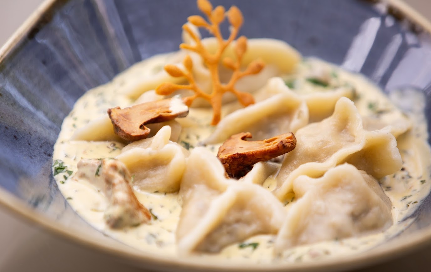 Augalinė virtuvė laikoma viena iš kūrybiškiausių - tai patvirtina konkursas "Auksinis artišoku 2025", kurio metu buvo išrinkti geriausi Lenkijos veganų virtuvės šefai. Konkurso žiuri narė, viešbučio "Manor House SPA" maitinimo skyriaus vadovė Małgorzata Figarska sakė: "Konkurso patiekalai žavėjo savo įvairove ir išradingumu. Tai buvo tikra augalinės virtuvės šventė".