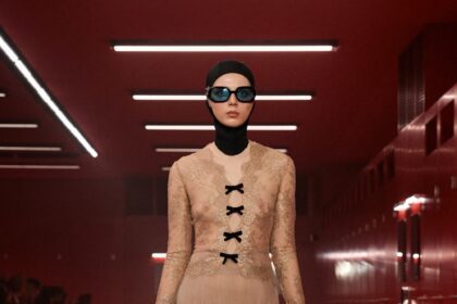 Naujausias "Valentino" šou žaidžia su intymumu