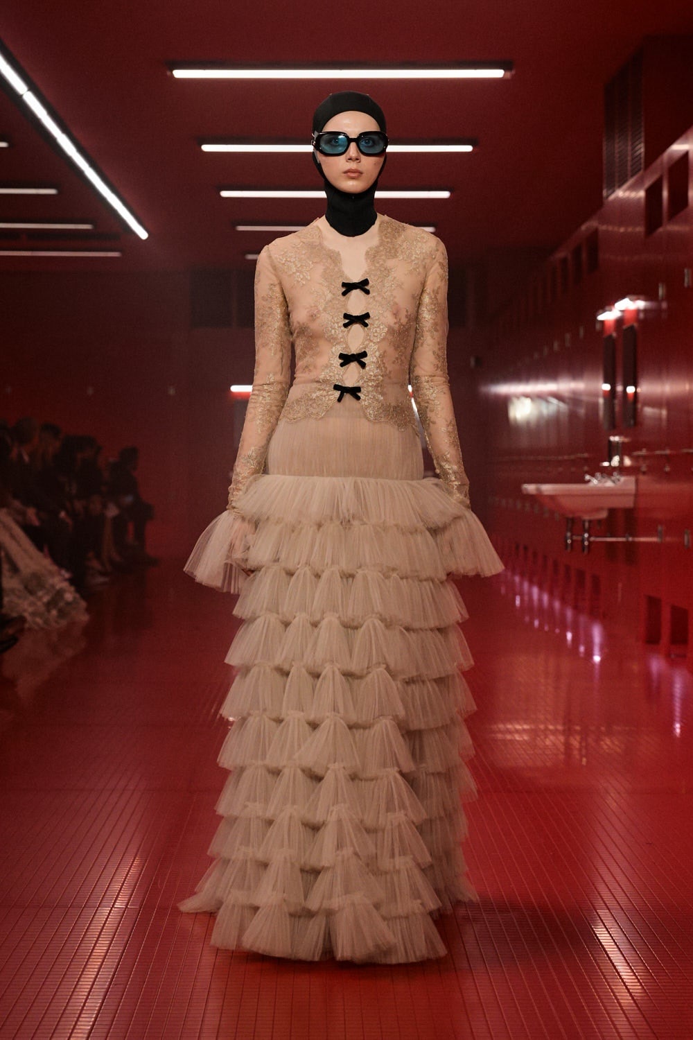 Naujausias "Valentino" šou žaidžia su intymumu