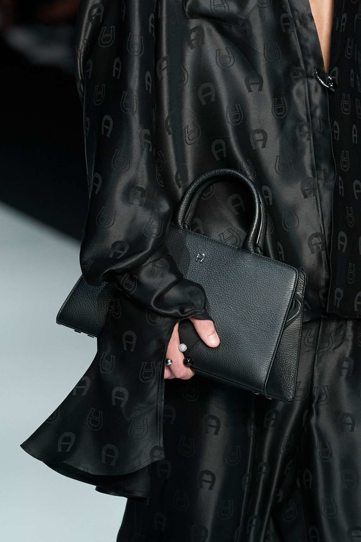 Prestižinė rankinė pagal prekės ženklą Aigner