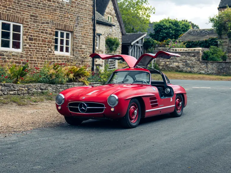 Raudonasis "Mercedes" aukcione