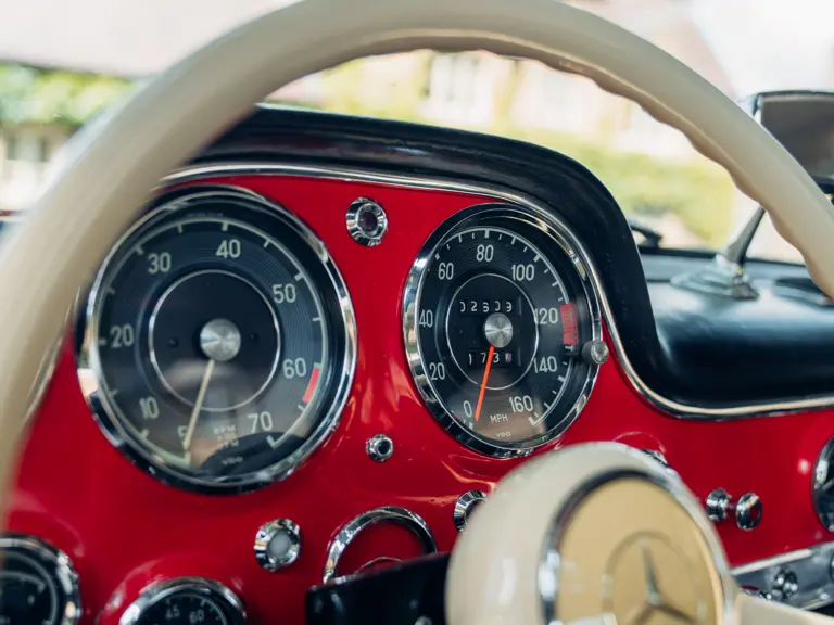 Raudonasis "Mercedes" aukcione2