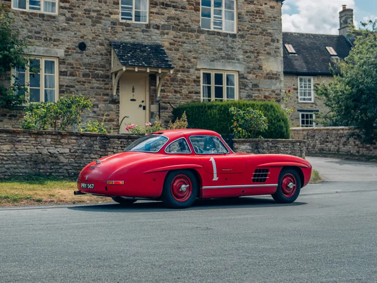 Raudonasis "Mercedes" aukcione1