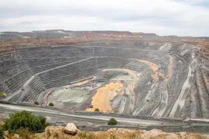 Debswana deimantų gavybos mažinimas