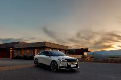 Ds N°8 Prabangus elektrinis visureigis su 750 km nuotoliu ir prancūzišku rafinuotumu