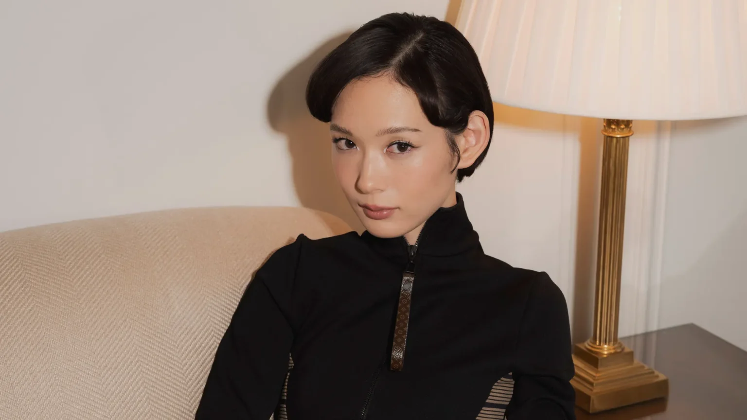 Moeka Hoshi ir trūkstama nuotrauka: ar ji kada nors dėvėjo Louis Vuitton