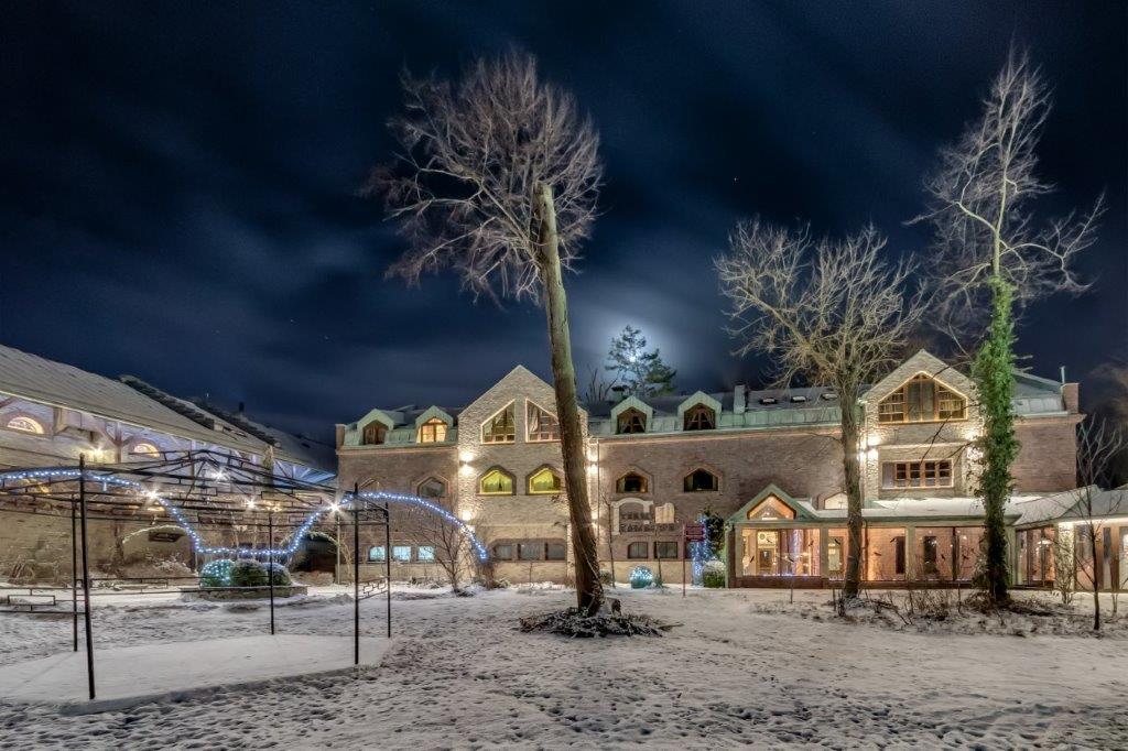 Manor House Termy Zamkowe Naktį